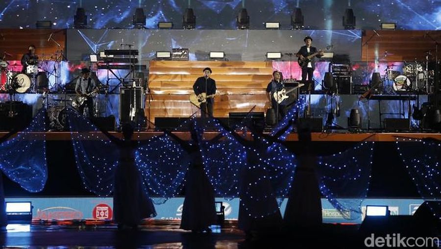 Warga memadati Jakarta International Stadium (JIS) untuk menyaksikan rangkaian acara malam puncak HUT ke-495 Jakarta. (Grandyos Zafna/detikNews)