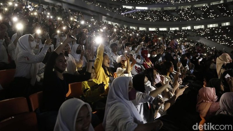 Warga memadati Jakarta International Stadium (JIS) untuk menyaksikan rangkaian acara malam puncak HUT ke-495 Jakarta. (Grandyos Zafna/detikNews)