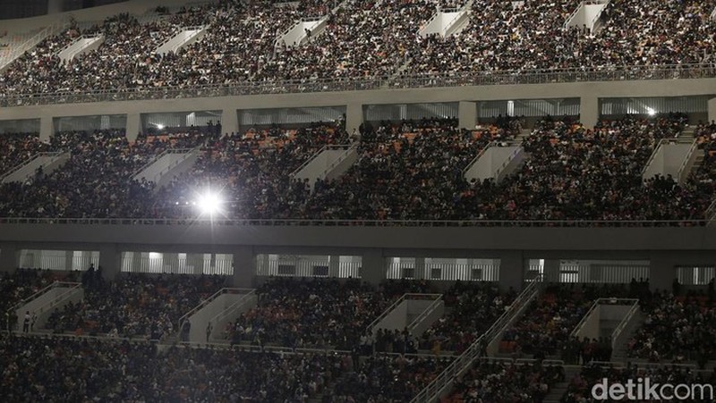Warga memadati Jakarta International Stadium (JIS) untuk menyaksikan rangkaian acara malam puncak HUT ke-495 Jakarta. (Grandyos Zafna/detikNews) Warga memadati Jakarta International Stadium (JIS) untuk menyaksikan rangkaian acara malam puncak HUT ke-495 Jakarta. (Grandyos Zafna/detikNews)