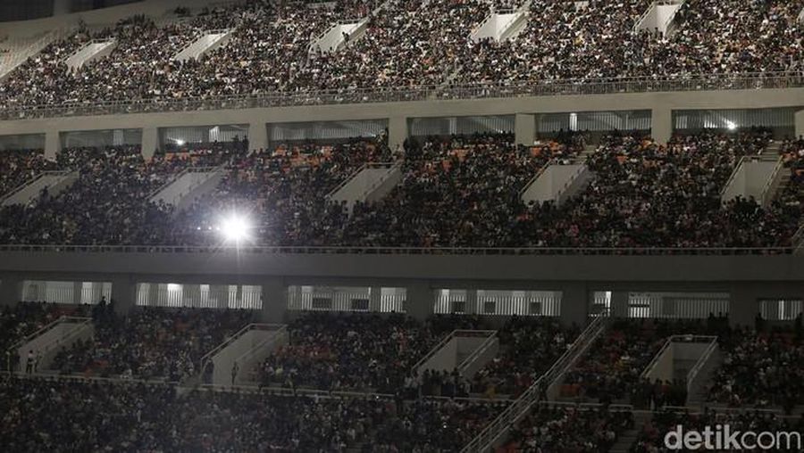 Warga memadati Jakarta International Stadium (JIS) untuk menyaksikan rangkaian acara malam puncak HUT ke-495 Jakarta. (Grandyos Zafna/detikNews)