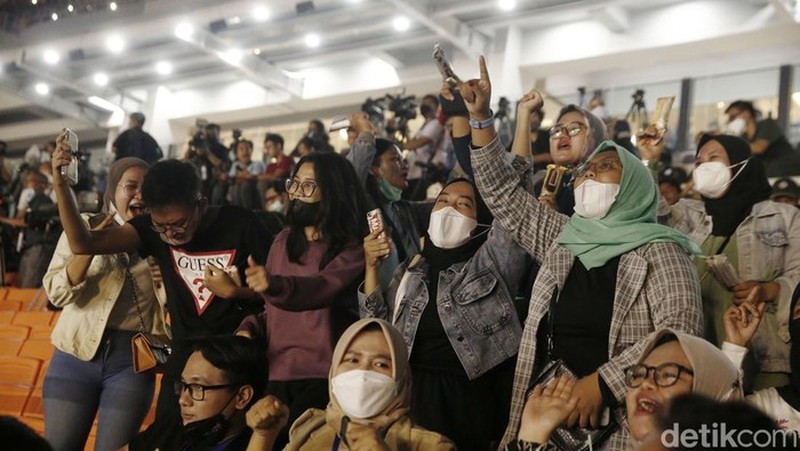 Warga memadati Jakarta International Stadium (JIS) untuk menyaksikan rangkaian acara malam puncak HUT ke-495 Jakarta. (Grandyos Zafna/detikNews) Warga memadati Jakarta International Stadium (JIS) untuk menyaksikan rangkaian acara malam puncak HUT ke-495 Jakarta. (Grandyos Zafna/detikNews)