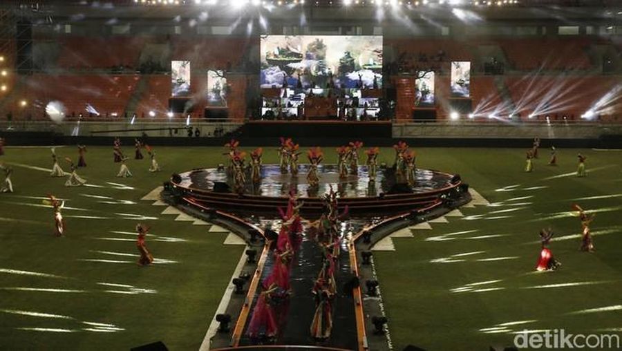 Warga memadati Jakarta International Stadium (JIS) untuk menyaksikan rangkaian acara malam puncak HUT ke-495 Jakarta. (Grandyos Zafna/detikNews)