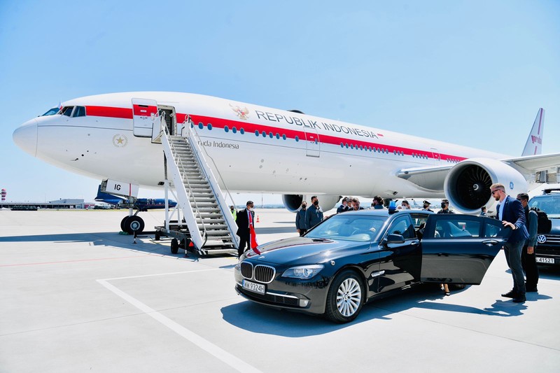 Presiden Joko Widodo dan Ibu Iriana Joko Widodo bertolak menuju Rzeszow, Polandia, Selasa pagi, 28 Juni 2022 dari Bandara Internasional Munich, Jerman. (Dok: Biro Pers Sekretariat Presiden) Presiden Joko Widodo dan Ibu Iriana Joko Widodo bertolak menuju Rzeszow, Polandia, Selasa pagi, 28 Juni 2022 dari Bandara Internasional Munich, Jerman. (Dok: Biro Pers Sekretariat Presiden)