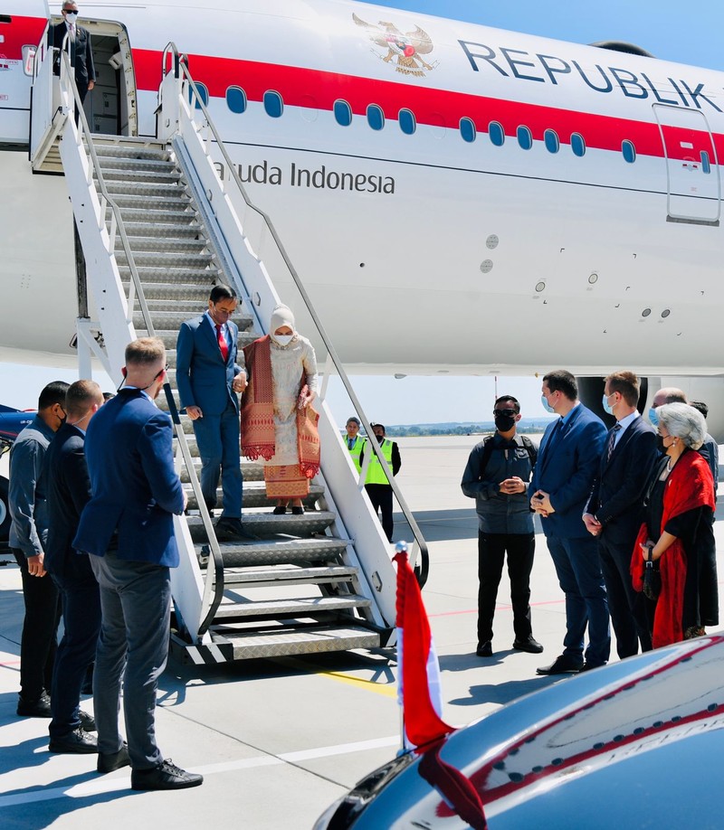 Presiden Joko Widodo dan Ibu Iriana Joko Widodo bertolak menuju Rzeszow, Polandia, Selasa pagi, 28 Juni 2022 dari Bandara Internasional Munich, Jerman. (Dok: Biro Pers Sekretariat Presiden)