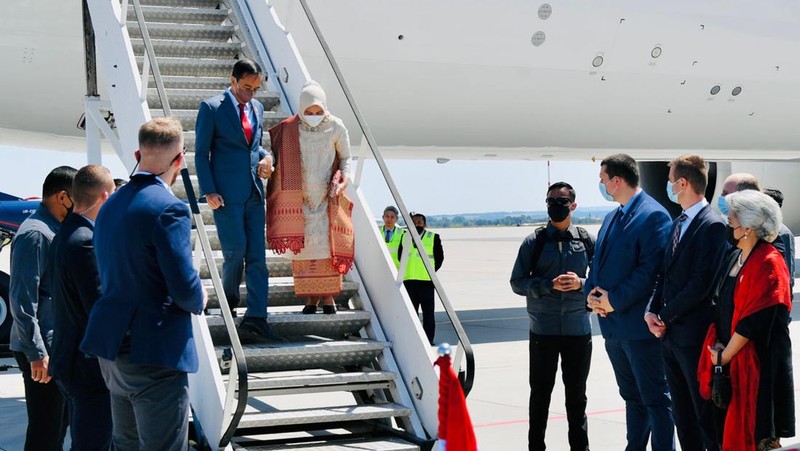 Presiden Joko Widodo dan Ibu Iriana Joko Widodo bertolak menuju Rzeszow, Polandia, Selasa pagi, 28 Juni 2022 dari Bandara Internasional Munich, Jerman. (Dok: Biro Pers Sekretariat Presiden)