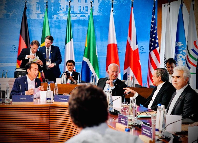 Presiden Joko Widodo mengajak negara-negara G7 untuk berkontribusi memanfaatkan peluang investasi di sektor energi bersih di Indonesia.