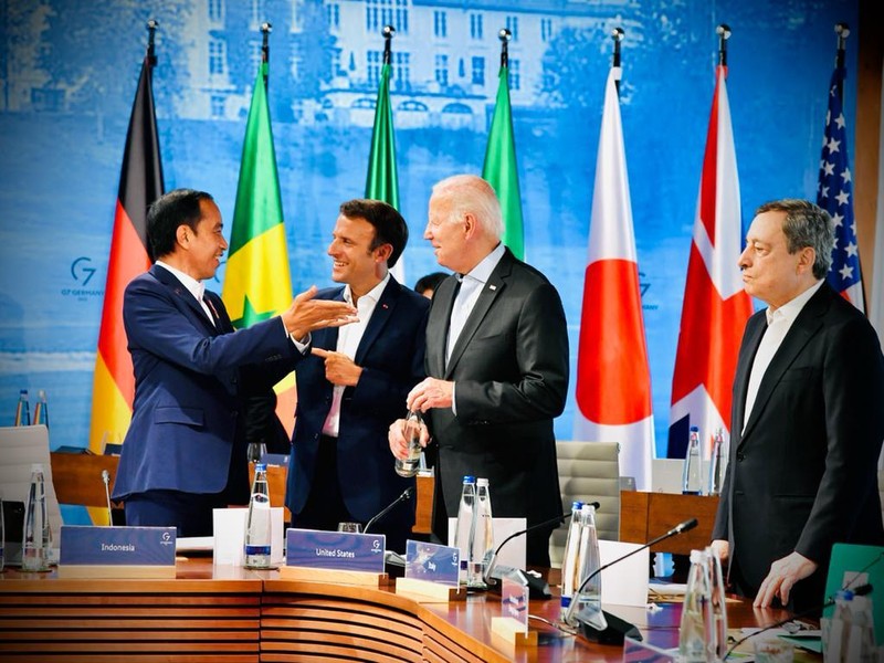 Jokowi saat menghadiri KTT G7 sesi working lunch dengan topik perubahan iklim, energi, dan kesehatan, di Elmau, Jerman, Senin, 27 Juni 2022. Presiden Joko Widodo mengajak negara-negara G7 untuk berkontribusi memanfaatkan peluang investasi di sektor energi bersih di Indonesia.