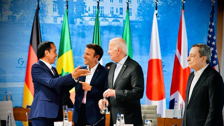 Jokowi saat menghadiri KTT G7 sesi working lunch dengan topik perubahan iklim, energi, dan kesehatan, di Elmau, Jerman, Senin, 27 Juni 2022. Presiden Joko Widodo mengajak negara-negara G7 untuk berkontribusi memanfaatkan peluang investasi di sektor energi bersih di Indonesia.