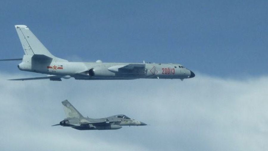 Pejuang Pertahanan Pribumi Taiwan (IDF) (bawah) memantau pembom Xian H-6 China di dekat zona identifikasi pertahanan udara Taiwan 20 Juli 2017. Gambar diambil 20 Juli 2017. (Kementerian Pertahanan Nasional/Handout via REUTERS)