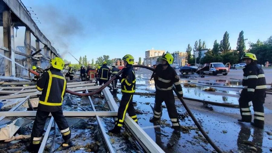Pemadam kebakaran Ukraina disebabkan oleh serangan Rusia di pusat perbelanjaan di Kremenchuk, wilayah Poltava, Ukraina pada 27 Juni 2022. Presiden Ukraina Volodymyr Zelenskiy mengumumkan bahwa pasukan Rusia menyerang sebuah pusat perbelanjaan di Kremenchuk. (Anadolu Agency via Getty Images/Anadolu Agency)