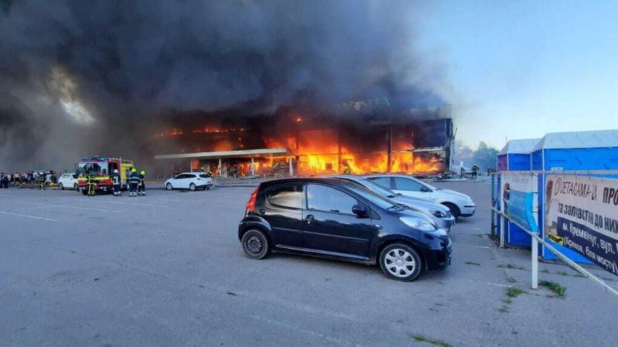 Pemadam kebakaran Ukraina disebabkan oleh serangan Rusia di pusat perbelanjaan di Kremenchuk, wilayah Poltava, Ukraina pada 27 Juni 2022. Presiden Ukraina Volodymyr Zelenskiy mengumumkan bahwa pasukan Rusia menyerang sebuah pusat perbelanjaan di Kremenchuk. (Anadolu Agency via Getty Images/Anadolu Agency)
