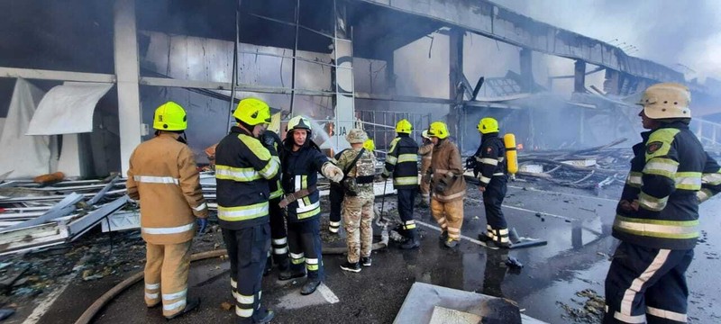 Pemadam kebakaran Ukraina disebabkan oleh serangan Rusia di pusat perbelanjaan di Kremenchuk, wilayah Poltava, Ukraina pada 27 Juni 2022. Presiden Ukraina Volodymyr Zelenskiy mengumumkan bahwa pasukan Rusia menyerang sebuah pusat perbelanjaan di Kremenchuk. (Anadolu Agency via Getty Images/Anadolu Agency) Pemadam kebakaran Ukraina disebabkan oleh serangan Rusia di pusat perbelanjaan di Kremenchuk, wilayah Poltava, Ukraina pada 27 Juni 2022. Presiden Ukraina Volodymyr Zelenskiy mengumumkan bahwa pasukan Rusia menyerang sebuah pusat perbelanjaan di Kremenchuk. (Anadolu Agency via Getty Images/Anadolu Agency)
