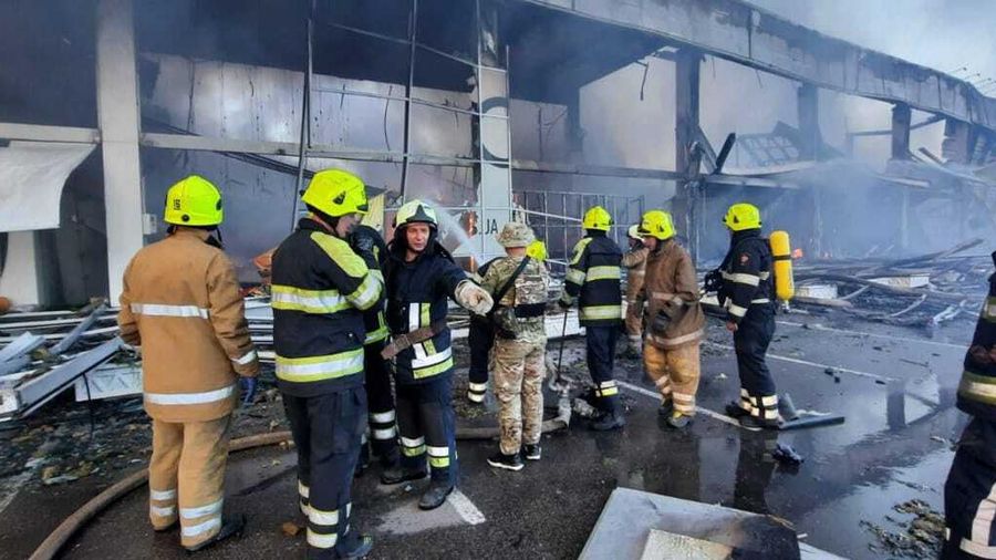 Pemadam kebakaran Ukraina disebabkan oleh serangan Rusia di pusat perbelanjaan di Kremenchuk, wilayah Poltava, Ukraina pada 27 Juni 2022. Presiden Ukraina Volodymyr Zelenskiy mengumumkan bahwa pasukan Rusia menyerang sebuah pusat perbelanjaan di Kremenchuk. (Anadolu Agency via Getty Images/Anadolu Agency)