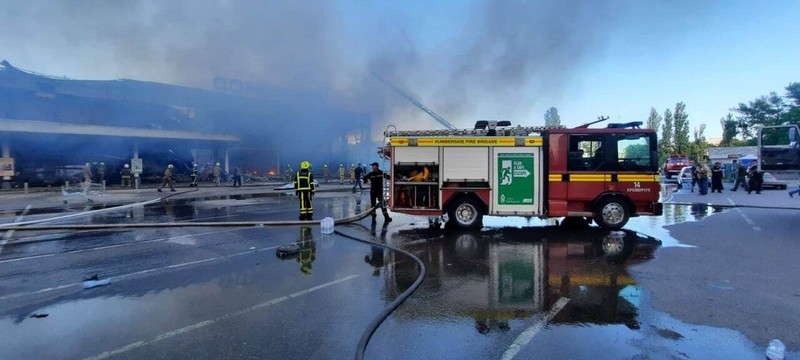 Pemadam kebakaran Ukraina disebabkan oleh serangan Rusia di pusat perbelanjaan di Kremenchuk, wilayah Poltava, Ukraina pada 27 Juni 2022. Presiden Ukraina Volodymyr Zelenskiy mengumumkan bahwa pasukan Rusia menyerang sebuah pusat perbelanjaan di Kremenchuk. (Anadolu Agency via Getty Images/Anadolu Agency) Pemadam kebakaran Ukraina disebabkan oleh serangan Rusia di pusat perbelanjaan di Kremenchuk, wilayah Poltava, Ukraina pada 27 Juni 2022. Presiden Ukraina Volodymyr Zelenskiy mengumumkan bahwa pasukan Rusia menyerang sebuah pusat perbelanjaan di Kremenchuk. (Anadolu Agency via Getty Images/Anadolu Agency)