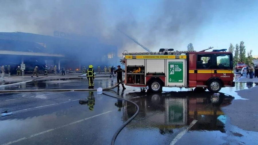 Pemadam kebakaran Ukraina disebabkan oleh serangan Rusia di pusat perbelanjaan di Kremenchuk, wilayah Poltava, Ukraina pada 27 Juni 2022. Presiden Ukraina Volodymyr Zelenskiy mengumumkan bahwa pasukan Rusia menyerang sebuah pusat perbelanjaan di Kremenchuk. (Anadolu Agency via Getty Images/Anadolu Agency)