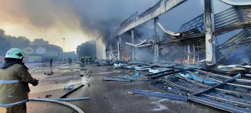 Pemadam kebakaran Ukraina disebabkan oleh serangan Rusia di pusat perbelanjaan di Kremenchuk, wilayah Poltava, Ukraina pada 27 Juni 2022. Presiden Ukraina Volodymyr Zelenskiy mengumumkan bahwa pasukan Rusia menyerang sebuah pusat perbelanjaan di Kremenchuk. (Anadolu Agency via Getty Images/Anadolu Agency)