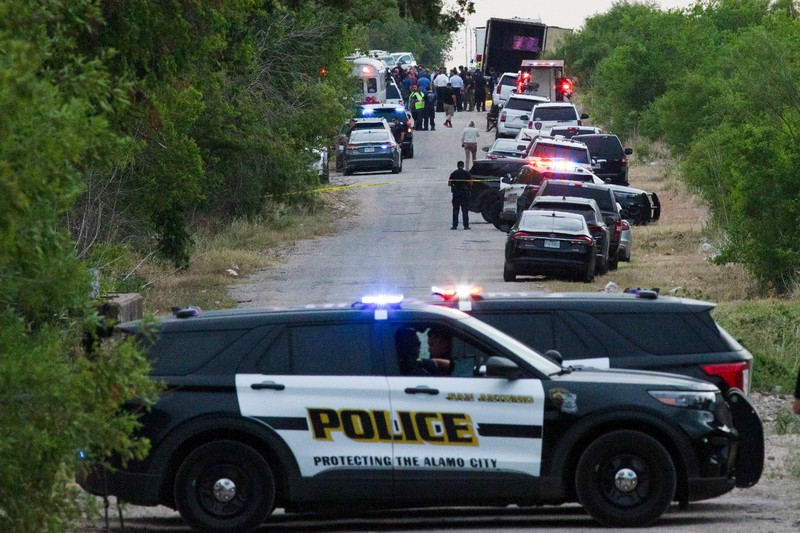 Petugas penegak hukum bekerja di lokasi di mana orang ditemukan tewas di dalam truk trailer di San Antonio, Texas, AS 27 Juni 2022. (REUTERS/KAYLEE GREENLEE BEAL) Petugas penegak hukum bekerja di lokasi di mana orang ditemukan tewas di dalam truk trailer di San Antonio, Texas, AS 27 Juni 2022. (REUTERS/KAYLEE GREENLEE BEAL)