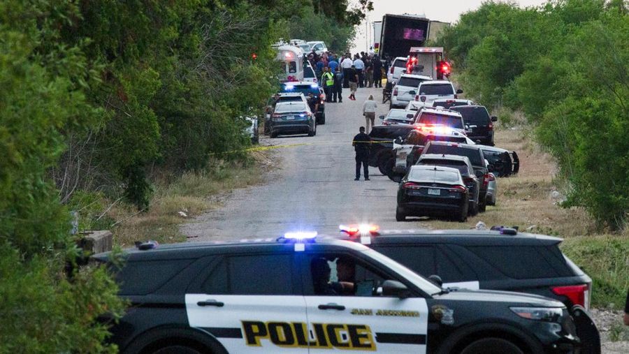 Petugas penegak hukum bekerja di lokasi di mana orang ditemukan tewas di dalam truk trailer di San Antonio, Texas, AS 27 Juni 2022. (REUTERS/KAYLEE GREENLEE BEAL)