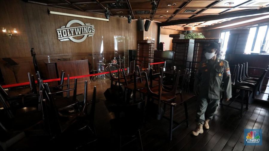 Petugas Satpol PP memasang spanduk penutupan Holywings Epicentrum, Jakarta, Selasa (28/6/2022). (CNBC Indonesia/Andrean Kristianto)