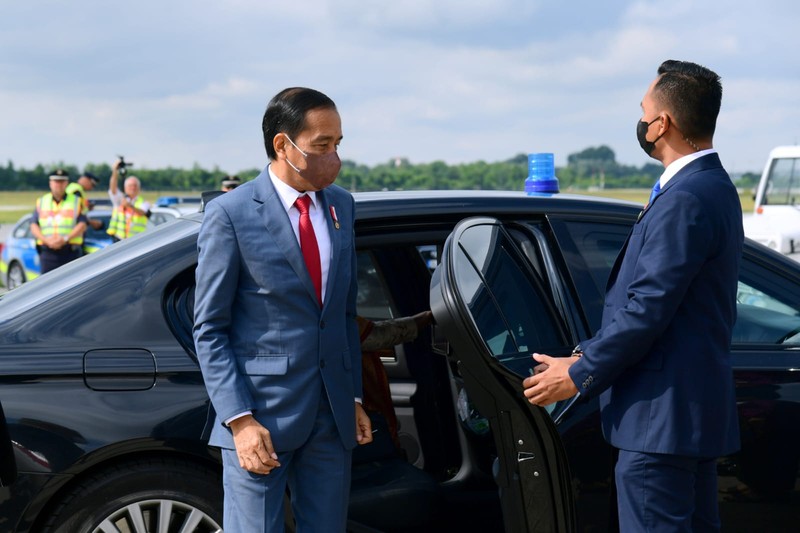 Presiden Joko Widodo dan Ibu Iriana Joko Widodo bertolak menuju Rzeszow, Polandia, Selasa pagi, 28 Juni 2022 dari Bandara Internasional Munich, Jerman. (Dok: Biro Pers Sekretariat Presiden) Presiden Joko Widodo dan Ibu Iriana Joko Widodo bertolak menuju Rzeszow, Polandia, Selasa pagi, 28 Juni 2022 dari Bandara Internasional Munich, Jerman. (Dok: Biro Pers Sekretariat Presiden)