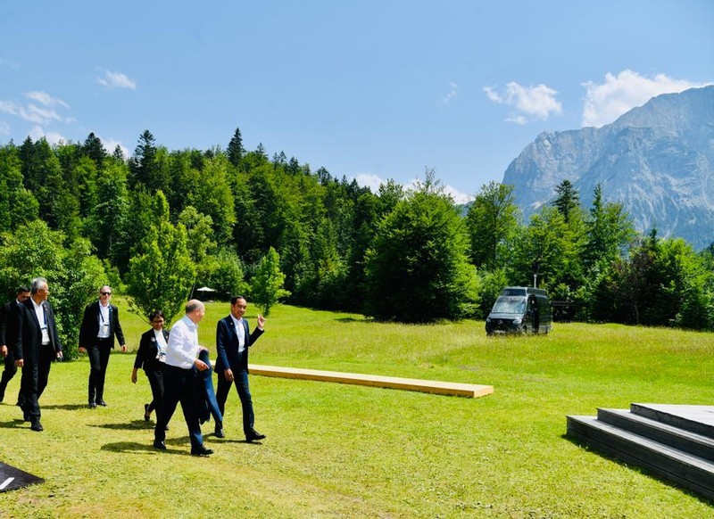 Jokowi saat menghadiri KTT G7 sesi working lunch dengan topik perubahan iklim, energi, dan kesehatan, di Elmau, Jerman, Senin, 27 Juni 2022. Presiden Joko Widodo mengajak negara-negara G7 untuk berkontribusi memanfaatkan peluang investasi di sektor energi bersih di Indonesia.