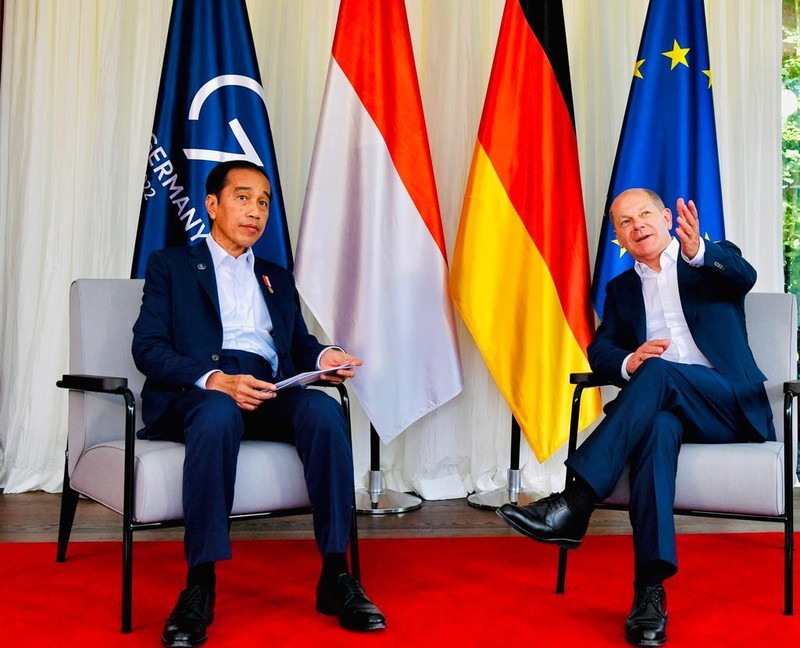 Jokowi saat menghadiri KTT G7 sesi working lunch dengan topik perubahan iklim, energi, dan kesehatan, di Elmau, Jerman, Senin, 27 Juni 2022. Presiden Joko Widodo mengajak negara-negara G7 untuk berkontribusi memanfaatkan peluang investasi di sektor energi bersih di Indonesia.