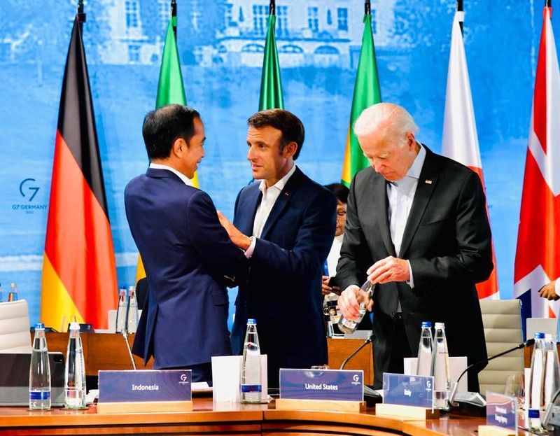 Jokowi saat menghadiri KTT G7 sesi working lunch dengan topik perubahan iklim, energi, dan kesehatan, di Elmau, Jerman, Senin, 27 Juni 2022. Presiden Joko Widodo mengajak negara-negara G7 untuk berkontribusi memanfaatkan peluang investasi di sektor energi bersih di Indonesia.
