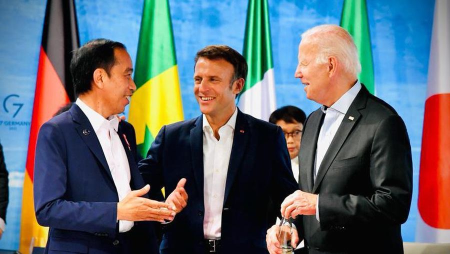Presiden Joko Widodo mengajak negara-negara G7 untuk berkontribusi memanfaatkan peluang investasi di sektor energi bersih di Indonesia. Demikian disampaikan Presiden Jokowi saat menghadiri KTT G7 sesi working lunch dengan topik perubahan iklim, energi, dan kesehatan, di Elmau, Jerman, Senin, 27 Juni 2022. (Dok: Biro Pers Sekretariat Presiden)