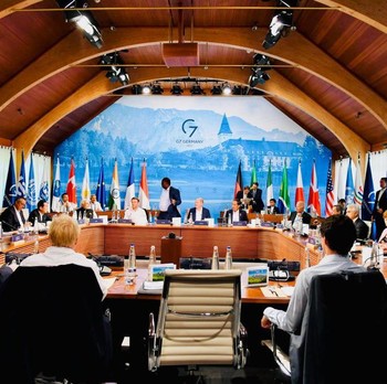 Potret Mesra Jokowi dengan Macron hingga Biden di G7
