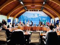 Potret Mesra Jokowi dengan Macron hingga Biden di G7