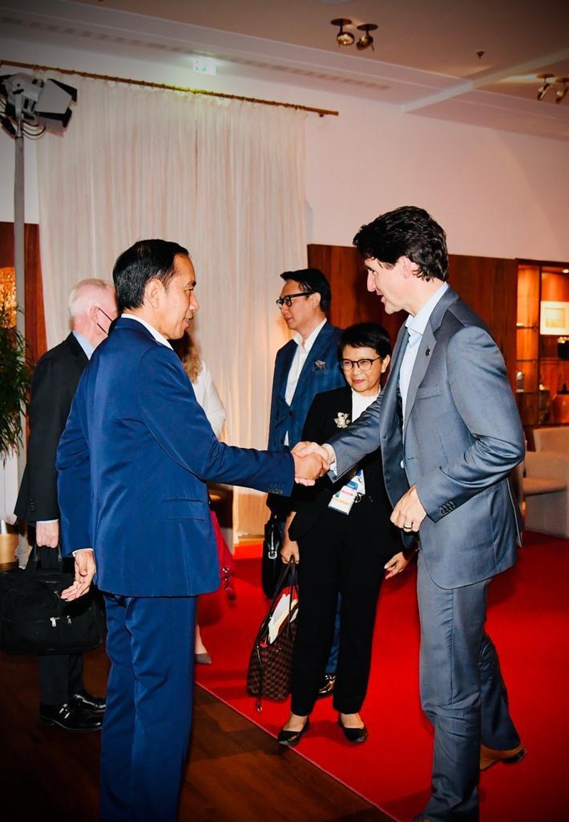 Jokowi saat menghadiri KTT G7 sesi working lunch dengan topik perubahan iklim, energi, dan kesehatan, di Elmau, Jerman, Senin, 27 Juni 2022. Presiden Joko Widodo mengajak negara-negara G7 untuk berkontribusi memanfaatkan peluang investasi di sektor energi bersih di Indonesia.