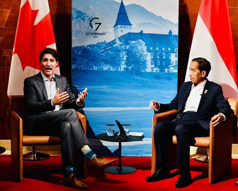 Jokowi saat menghadiri KTT G7 sesi working lunch dengan topik perubahan iklim, energi, dan kesehatan, di Elmau, Jerman, Senin, 27 Juni 2022. Presiden Joko Widodo mengajak negara-negara G7 untuk berkontribusi memanfaatkan peluang investasi di sektor energi bersih di Indonesia.