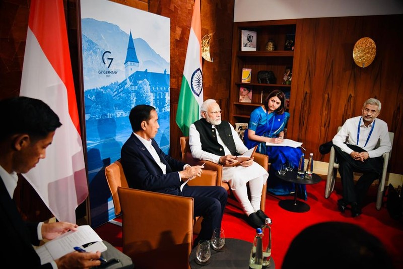 Jokowi saat menghadiri KTT G7 sesi working lunch dengan topik perubahan iklim, energi, dan kesehatan, di Elmau, Jerman, Senin, 27 Juni 2022. Presiden Joko Widodo mengajak negara-negara G7 untuk berkontribusi memanfaatkan peluang investasi di sektor energi bersih di Indonesia.
