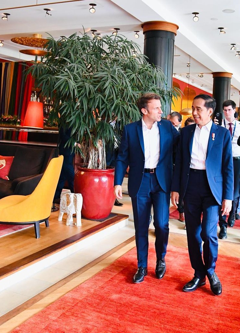 Jokowi saat menghadiri KTT G7 sesi working lunch dengan topik perubahan iklim, energi, dan kesehatan, di Elmau, Jerman, Senin, 27 Juni 2022. Presiden Joko Widodo mengajak negara-negara G7 untuk berkontribusi memanfaatkan peluang investasi di sektor energi bersih di Indonesia.