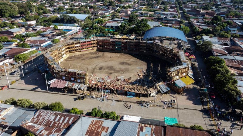 Sebanyak 4 orang tewas dan 303 penonton terluka setelah stadion adu banteng yang terbuat dari kayu runtuh. (Anadolu Agency via Getty Images/Anadolu Agency)