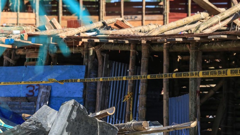 Sebanyak 4 orang tewas dan 303 penonton terluka setelah stadion adu banteng yang terbuat dari kayu runtuh. (Anadolu Agency via Getty Images/Anadolu Agency)