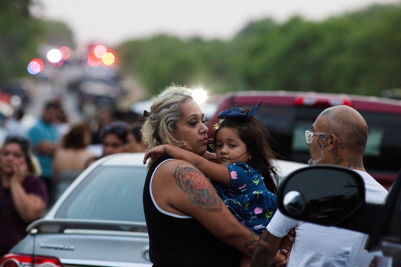 Petugas penegak hukum bekerja di lokasi di mana orang ditemukan tewas di dalam truk trailer di San Antonio, Texas, AS 27 Juni 2022. (REUTERS/KAYLEE GREENLEE BEAL) Petugas penegak hukum bekerja di lokasi di mana orang ditemukan tewas di dalam truk trailer di San Antonio, Texas, AS 27 Juni 2022. (REUTERS/KAYLEE GREENLEE BEAL)