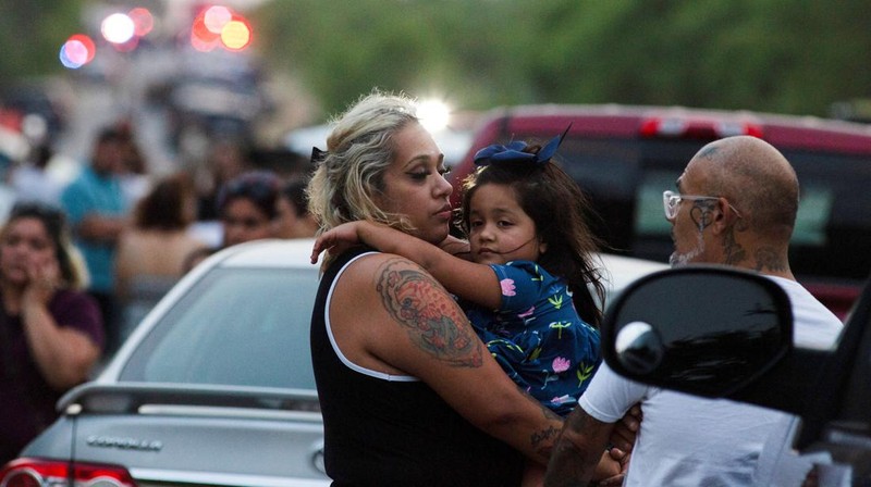 Petugas penegak hukum bekerja di lokasi di mana orang ditemukan tewas di dalam truk trailer di San Antonio, Texas, AS 27 Juni 2022. (REUTERS/KAYLEE GREENLEE BEAL)