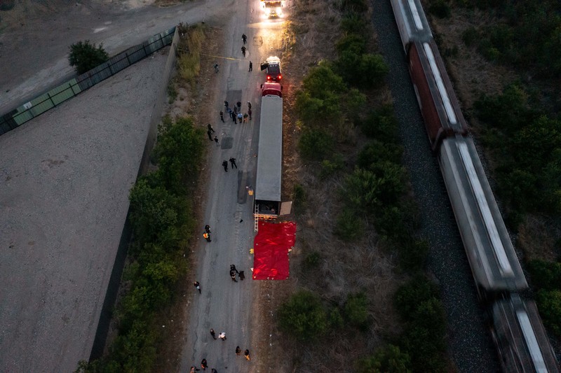 Petugas penegak hukum bekerja di lokasi di mana orang ditemukan tewas di dalam truk trailer di San Antonio, Texas, AS 27 Juni 2022. (REUTERS/KAYLEE GREENLEE BEAL)