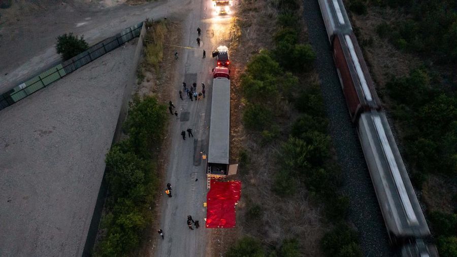 Petugas penegak hukum bekerja di lokasi di mana orang ditemukan tewas di dalam truk trailer di San Antonio, Texas, AS 27 Juni 2022. (REUTERS/KAYLEE GREENLEE BEAL)