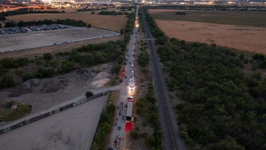 Petugas penegak hukum bekerja di lokasi di mana orang ditemukan tewas di dalam truk trailer di San Antonio, Texas, AS 27 Juni 2022. (REUTERS/KAYLEE GREENLEE BEAL)