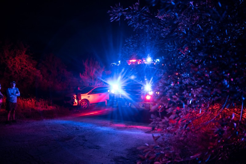 Petugas penegak hukum bekerja di lokasi di mana orang ditemukan tewas di dalam truk trailer di San Antonio, Texas, AS 27 Juni 2022. (REUTERS/KAYLEE GREENLEE BEAL)