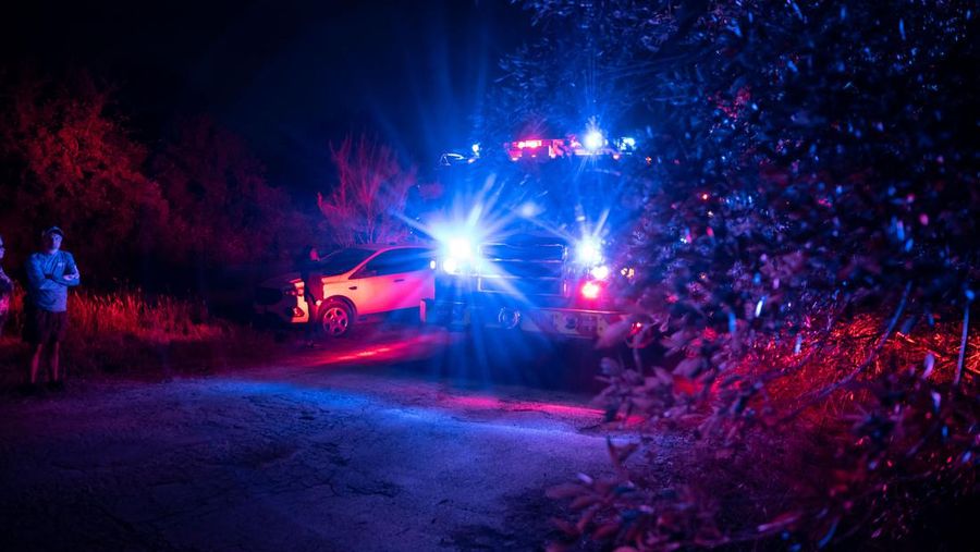 Petugas penegak hukum bekerja di lokasi di mana orang ditemukan tewas di dalam truk trailer di San Antonio, Texas, AS 27 Juni 2022. (REUTERS/KAYLEE GREENLEE BEAL)
