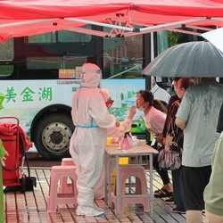 Ribuan Turis China Terjebak di Resor Akibat Lockdown Mendadak