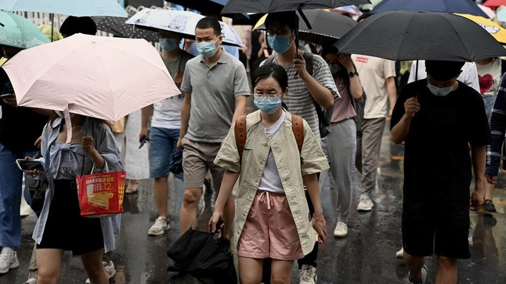 Warga Beijing antre untuk melakukan tes covid, Selasa (28/6/2022). (NOEL CELIS/AFP via Getty Images)