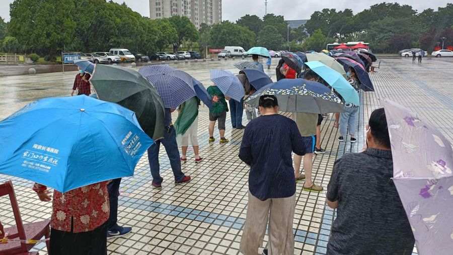 Warga Beijing antre untuk melakukan tes covid, Selasa (28/6/2022). (NOEL CELIS/AFP via Getty Images)