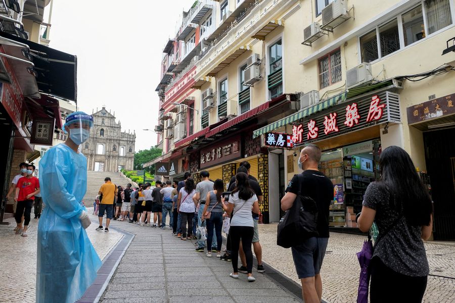 Warga Beijing antre untuk melakukan tes covid, Selasa (28/6/2022). (REUTERS/THOMAS PETER)