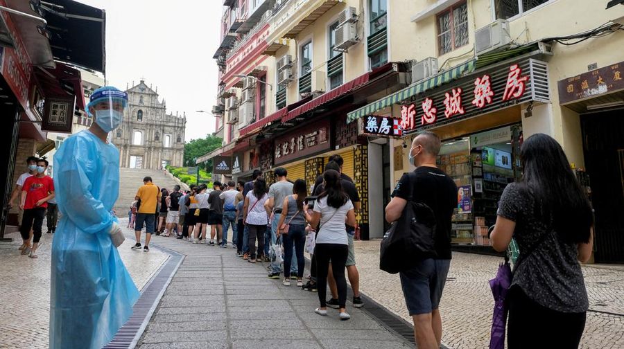 Warga Beijing antre untuk melakukan tes covid, Selasa (28/6/2022). (REUTERS/THOMAS PETER)