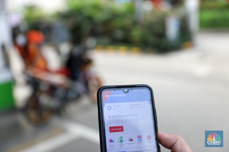 Warga mengisi bensin di Kawasan SPBU Kuningan Rasuna Said, Jakarta, Selasa, 28/Juni/2022. PT Pertamina (Persero) melalui anak usahanya PT Pertamina Patra Niaga berencana mengatur pembelian Jenis Bahan Bakar Minyak (BBM) Khusus Penugasan (JBKP) seperti Pertalite dan juga BBM Solar Subsidi. (CNBC Indonesia/Muhammad Sabki)