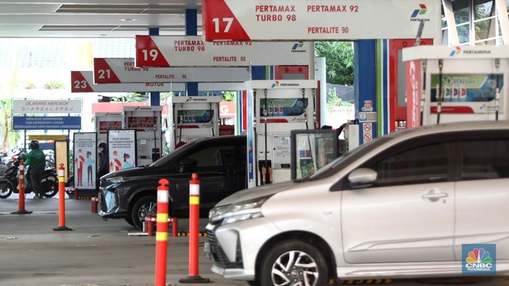 Warga mengisi bensin di Kawasan SPBU Kuningan Rasuna Said, Jakarta, Selasa, 28/Juni/2022. PT Pertamina (Persero) melalui anak usahanya PT Pertamina Patra Niaga berencana mengatur pembelian Jenis Bahan Bakar Minyak (BBM) Khusus Penugasan (JBKP) seperti Pertalite dan juga BBM Solar Subsidi. (CNBC Indonesia/Muhammad Sabki)